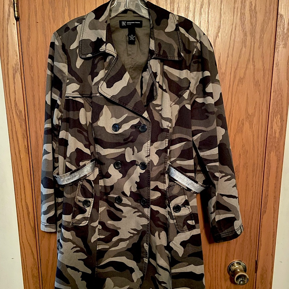 INC brand camouflage print 100% cotton trench coat. Size 1X. Very cute!